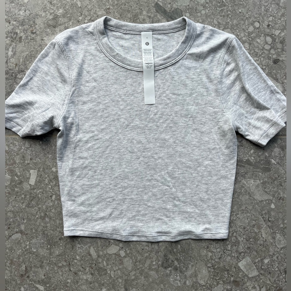 Lululemon crop tee size 4